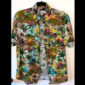 Hawaiian style short sleeve button down Size M